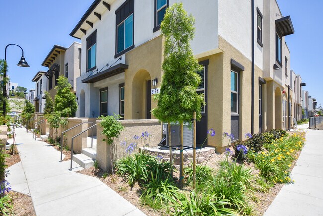 Building Photo - Great 4 Bedroom Condo!