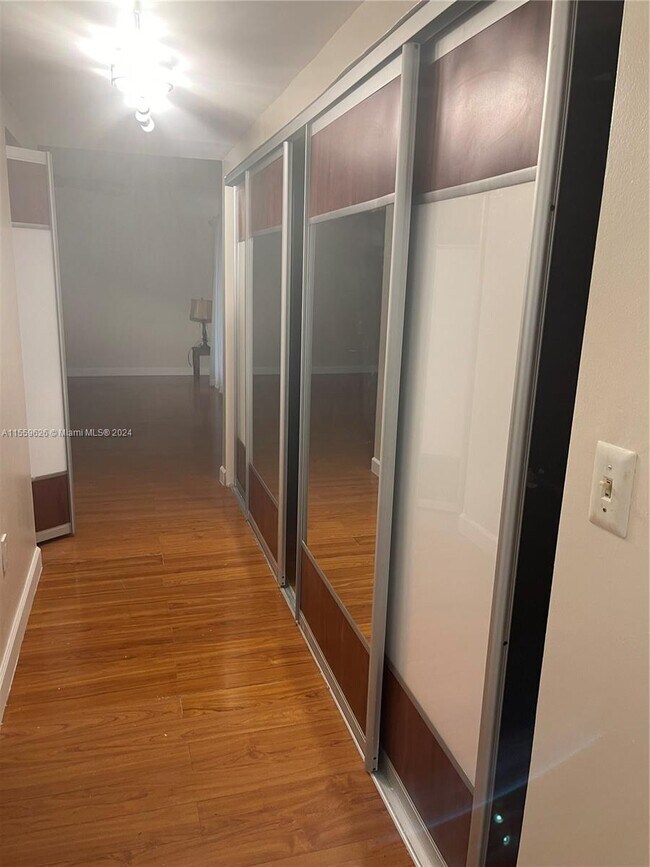 Foto del edificio - 471 Ives Dairy Rd