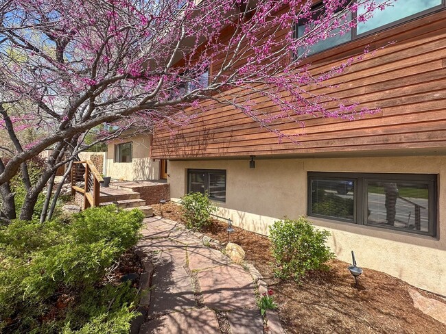 Foto del edificio - Executive Rental Available for Immediate M...