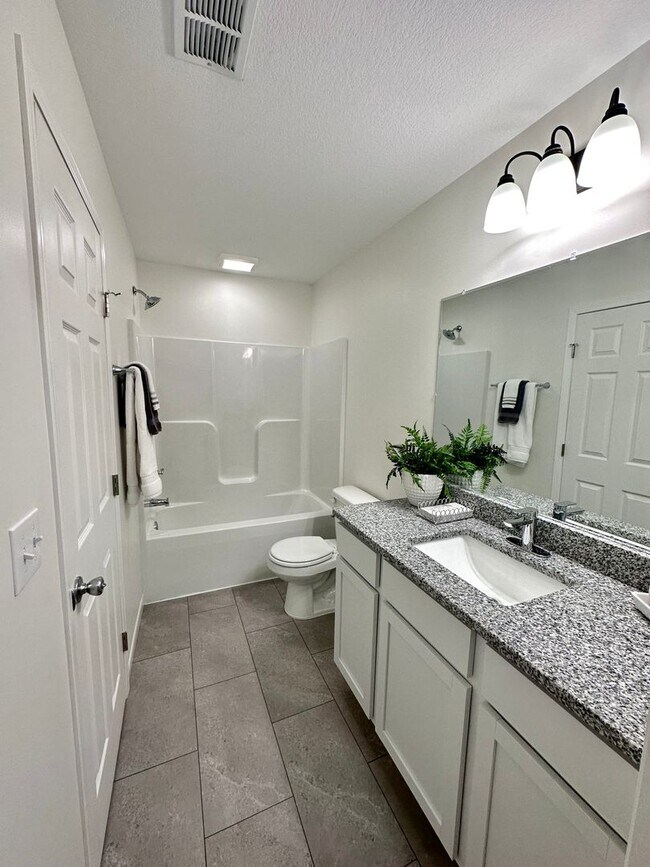 Building Photo - Updated 3 Bedroom Duplex
