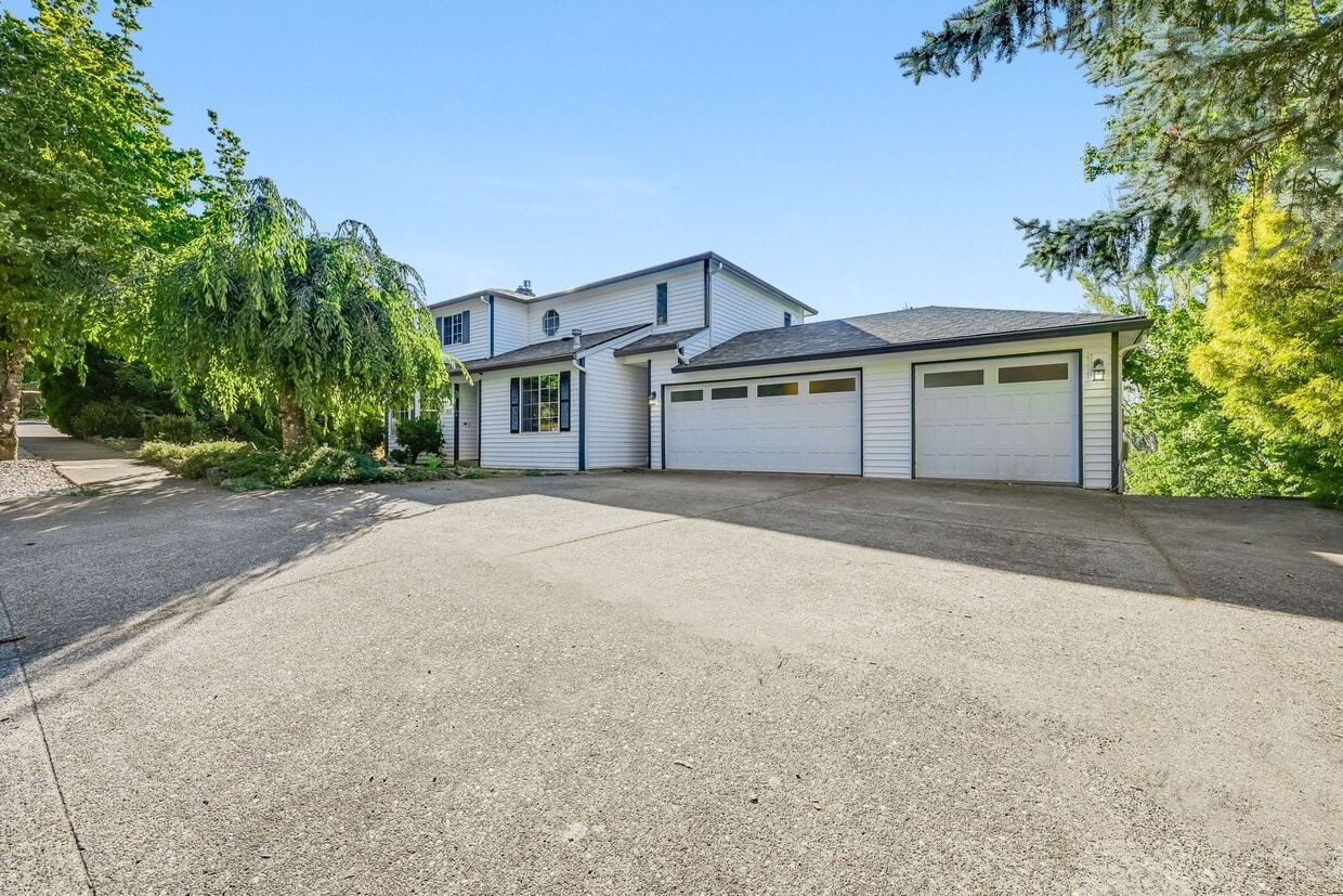 Primary Photo - Beautiful 4 Bed, 4 Bath Rental Home in Gre...