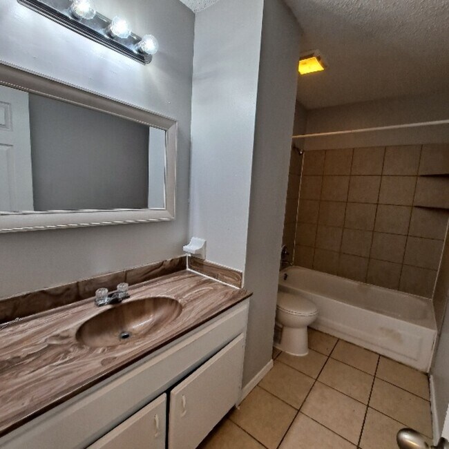 Building Photo - 3785 Walsingham Dr
