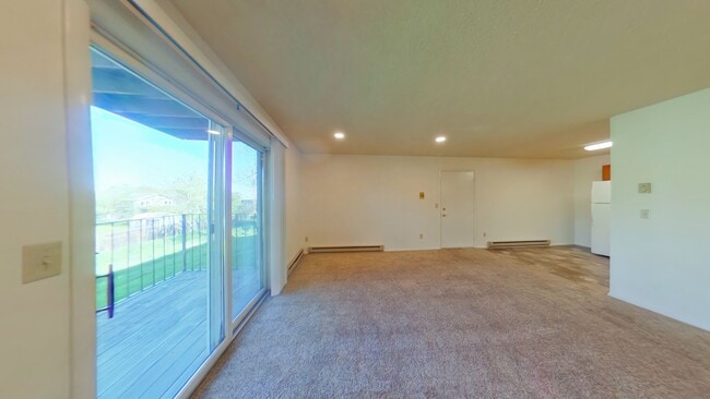 Building Photo - 2 Bedroom 1 Bath Centrally Located! Close to shopping and food truck court on 7th!