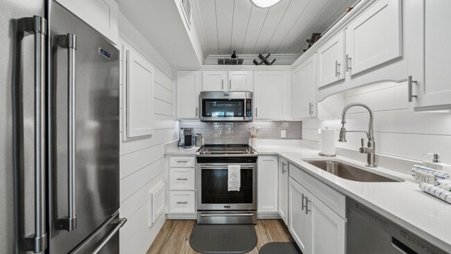 Building Photo - 5717 Thomas Dr