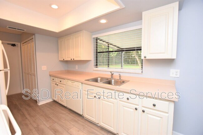 Foto del edificio - 6305 Christina Groves Cir E