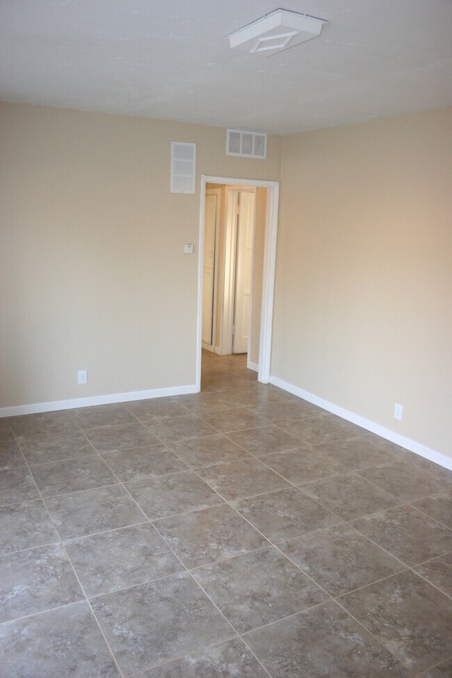 Foto del edificio - 3 bd 1 bath Southeast 93307 Mt. Vernon & V...