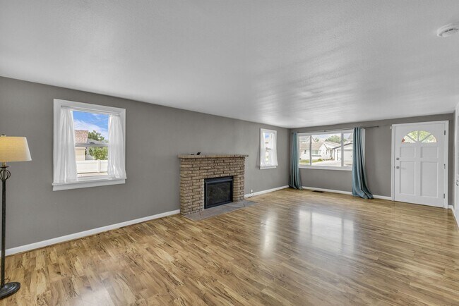 Building Photo - Beautiful and Bright 2 Bedroom 1 Bathroom Home in Murray!!