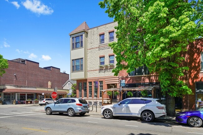 Building Photo - 2024 W Roscoe St