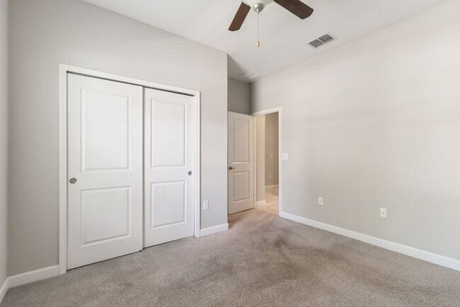 Foto del edificio - Spacious 4 bed, 3 Bath Terra Bella Home fo...