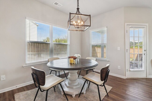 Foto del edificio - 3890 Clarington Dr