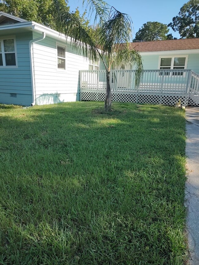 Building Photo - Remodeled 4-2 beaches home, plenty of fenc...