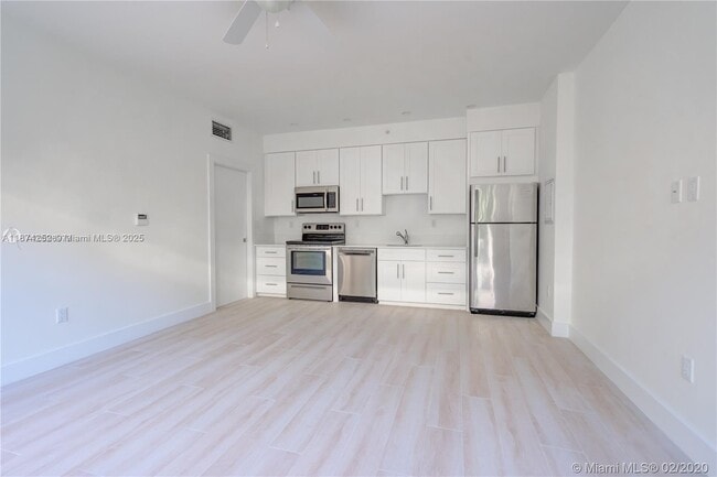 Building Photo - 940 Michigan Ave