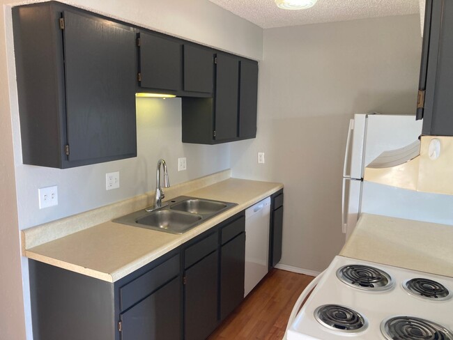 Building Photo - 1 Bedroom 1 Bath Ground Floor Apartment wi...