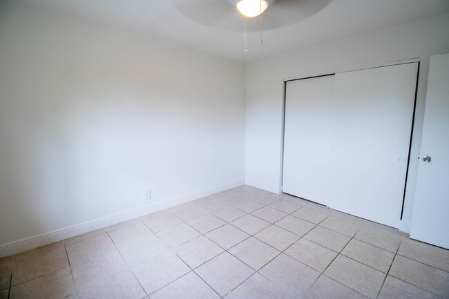 Bedroom - Lee Manor Apartments