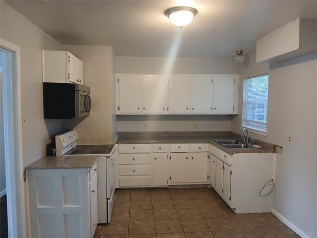 Building Photo - 12133 Hoblitzelle Dr