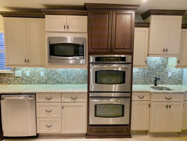 Foto del edificio - 4 Bedroom 3 Bathroom 2 Car Garage Beautifu...