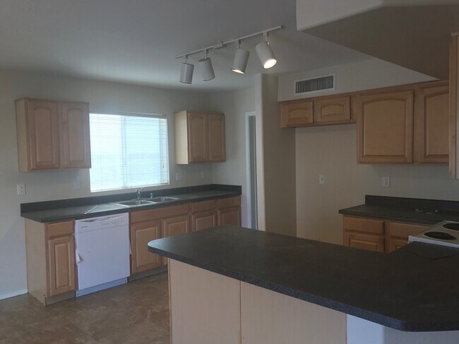Building Photo - Large and spacious home in Surprise