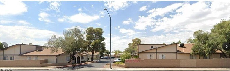 Foto del edificio - 5805 Smoke Ranch Rd