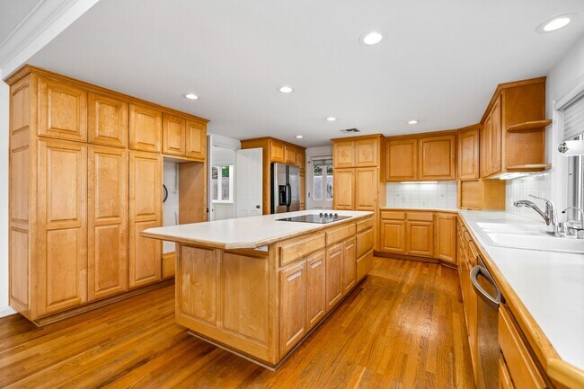 Foto del edificio - Spacious Two-Story 5 BD/3 BA Home in Desirable East Bluff Neighborhood
