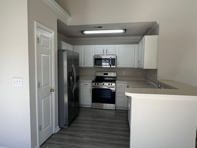 Foto del edificio - Pet Friendly, Spacious, Three-Bedroom, Two...