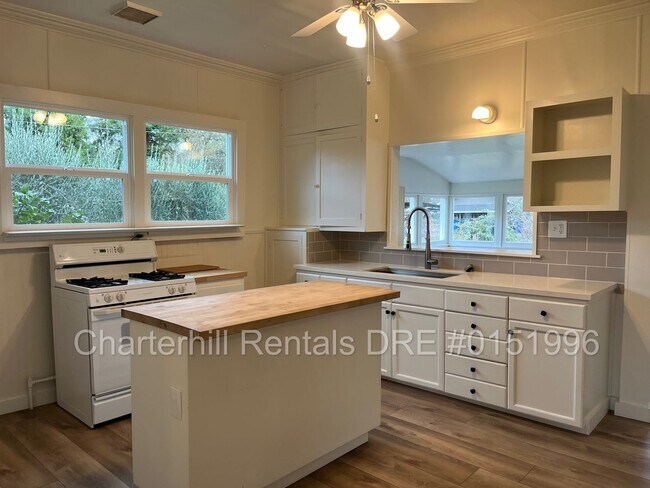 Foto del edificio - Wonderful, charming, home with large front porch in Kenwood