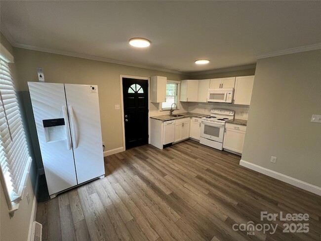 Foto del edificio - 104 Secrest Ave