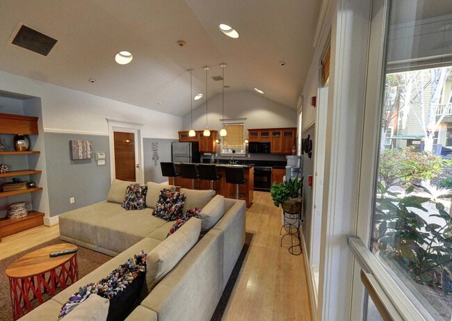 Building Photo - 15021 SW Millikan Way