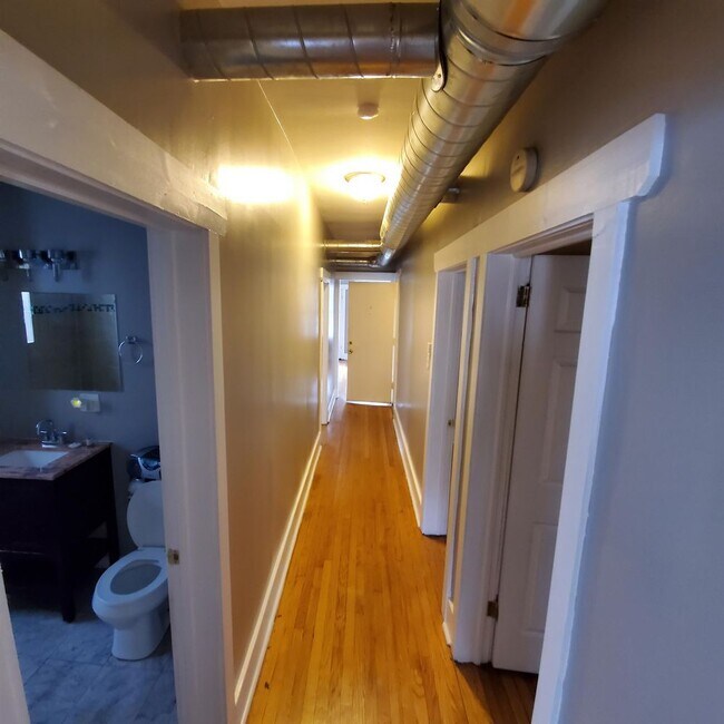 Foto del edificio - 7405 South Eberhart Avenue Unit 2