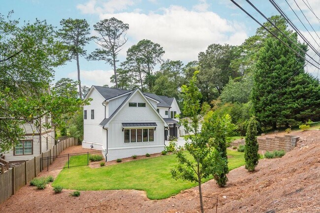 Foto del edificio - 4056 Ashford Dunwoody Rd NE