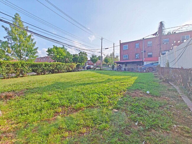 Foto del edificio - Spacious Fully Renovated Corner-Home Available Now!