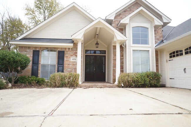 Building Photo - Gated Community 3/2 1581 sq.ft. 1050 Azale...