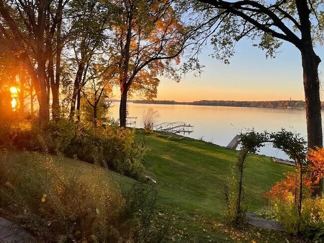 Building Photo - 1215 Farwell Dr