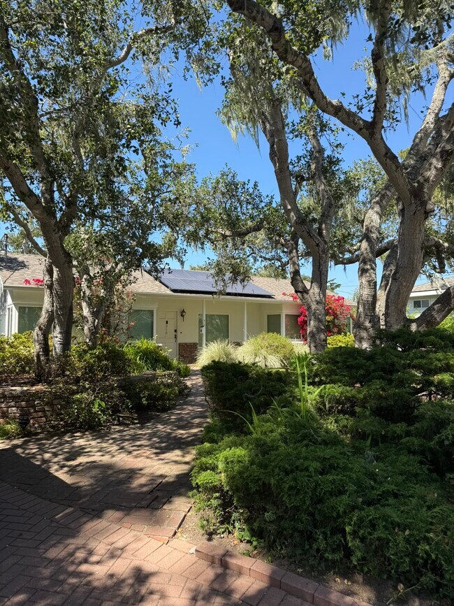Building Photo - 810 Martin St