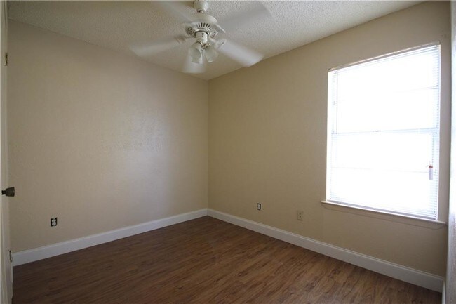 Building Photo - 505 Lenora Dr
