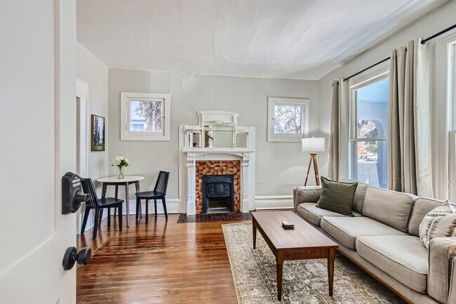 Foto del edificio - 1073 N Downing St