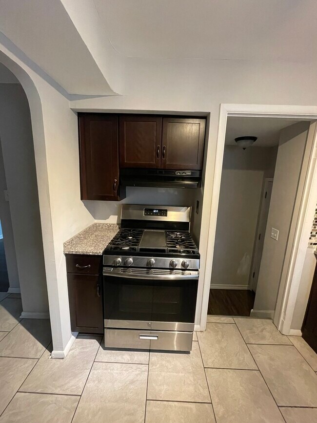 Building Photo - Three Bed Two Bath Beautiful Single Family