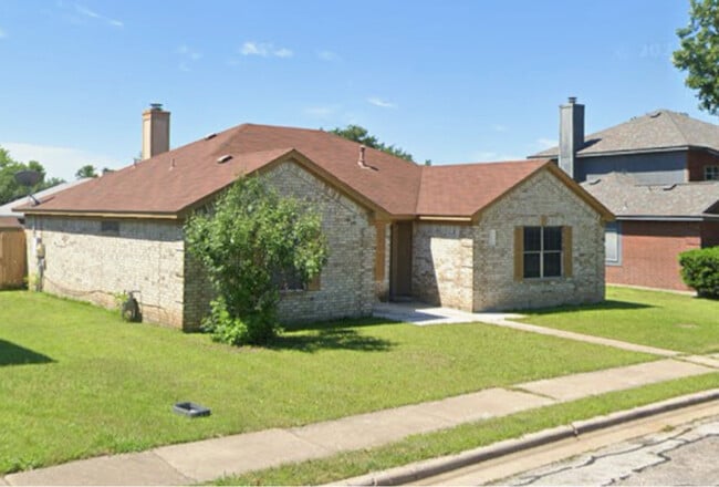 Building Photo - 1123 Disraeli Cir
