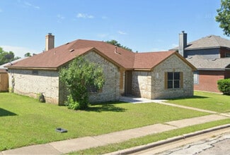 Building Photo - 1123 Disraeli Cir