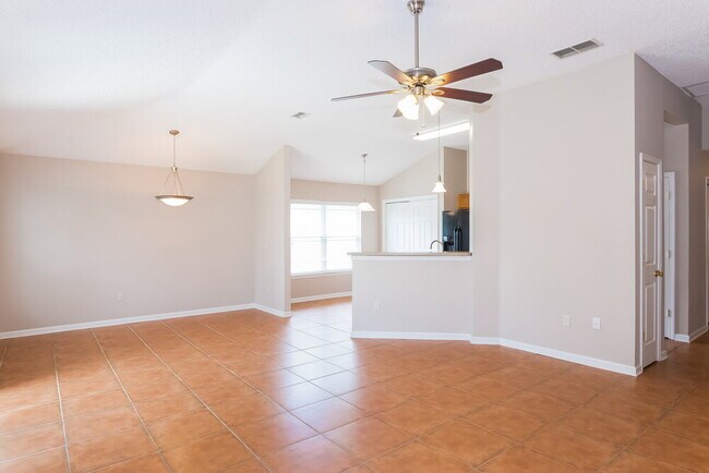 Foto del edificio - 8073 Leafcrest Dr