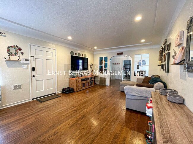 Building Photo - Historical Wrigley Area!! Lovely 2 Bedroom...