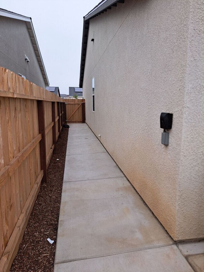 Building Photo - 3 Bedroom Home Near Armstrong & Olive!