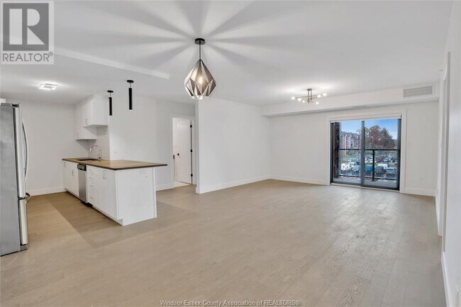 Photo du bâtiment - 2550 Sandwich W Pkwy