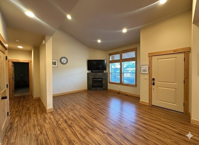Foto del edificio - 2737 NW Skyliners Rd