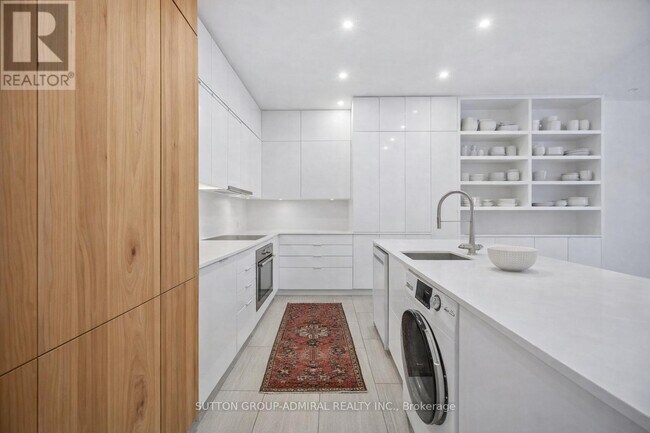 Photo du bâtiment - 1024 Queen St W