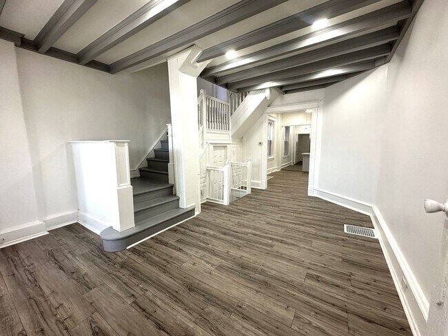 Foto del edificio - Stunning 4-Bedroom Townhome in Carroll Par...
