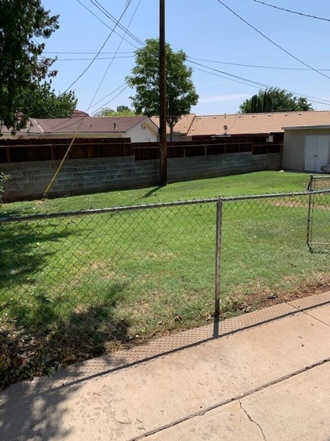 Building Photo - Remodeled 3 bedroom, 1 bathroom Downstairs...