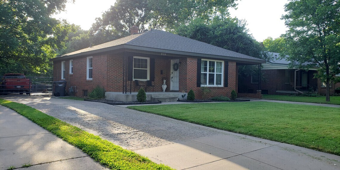 Primary Photo - 939 N Crestway St