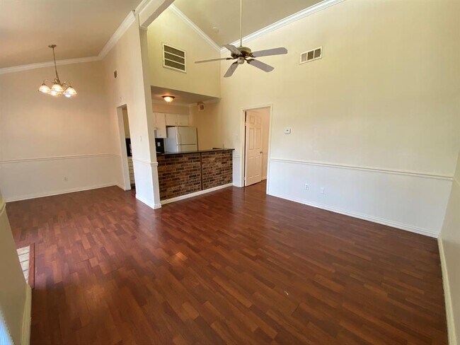Building Photo - 2710 Community Dr
