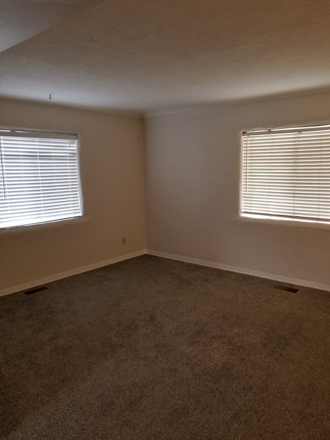 Building Photo - UNM/CNM 3 Bedroom  1 1/2 Bath Home