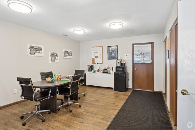 Foto del vestíbulo - Pine Tree Village Apartments
